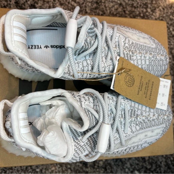 Yeezys (youth) - Picture 6 of 8